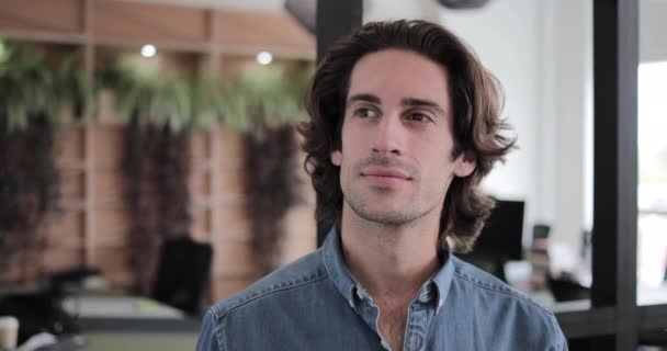 Retrato de um freelancer masculino em um espaço de coworking — Vídeo de Stock