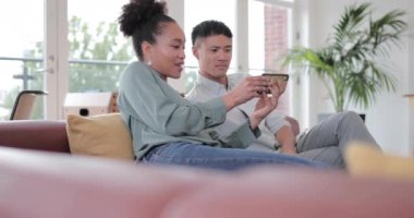 Akıllı telefondan video izleyen bir çift.