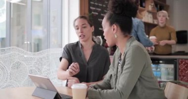 Bağımsızlar bir kafede toplantı yapıyorlar.