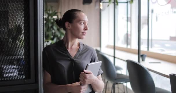 Portret van een vrouwelijke freelancer in een coworking ruimte — Stockvideo