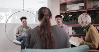 İş arkadaşları yaratıcı bir çalışma alanında beyin fırtınası yapıyorlar.