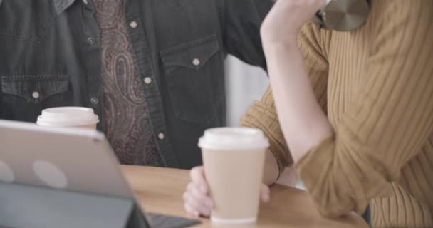 Colaboradores em uma reunião olhando para um tablet digital — Vídeo de Stock