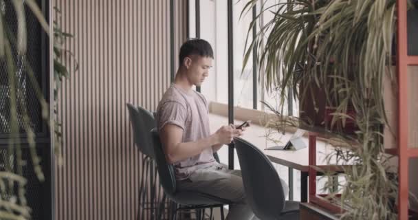 Freelance zakenman werkt in een café — Stockvideo
