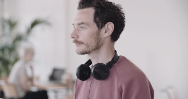 Szabadúszó férfi portréja, aki coworking térben dolgozik — Stock videók