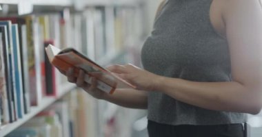 Üniversite kütüphanede eğitim için Asya kadın okuma kitabı