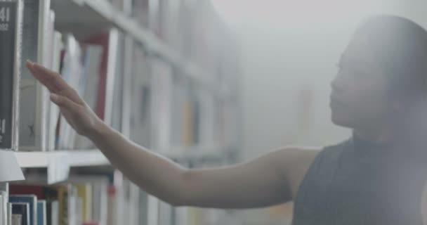 Asiática mujer buscando estudio de libro en la biblioteca universitaria — Vídeos de Stock