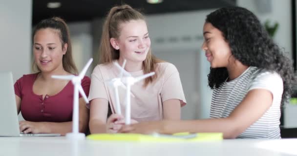 High school students studying renewable energy — ストック動画