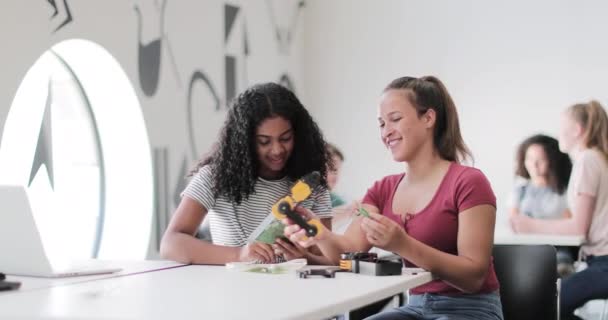 Kız lise öğrencileri sınıfta robotik bir kol üzerinde çalışıyorlar. — Stok video