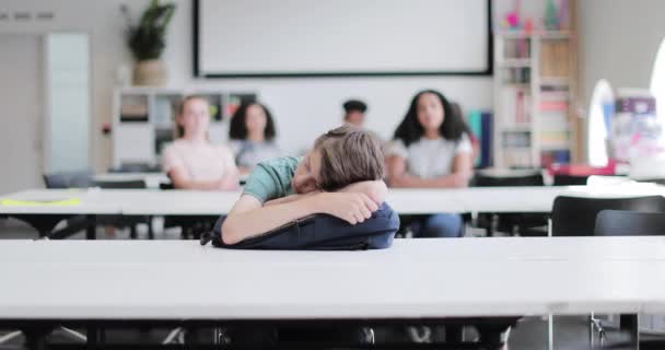 Студент спит в классе — стоковое видео