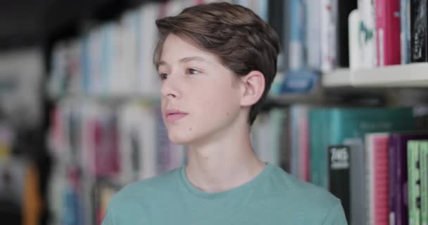 Портрет школьника в библиотеке — стоковое видео