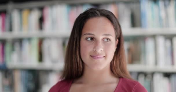 Portrét hispánského středoškoláka v knihovně — Stock video