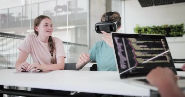 Старшеклассники используют виртуальные наушники в классе — стоковое видео