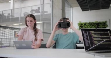 Lise öğrencileri sınıfta VR kulaklık kullanarak
