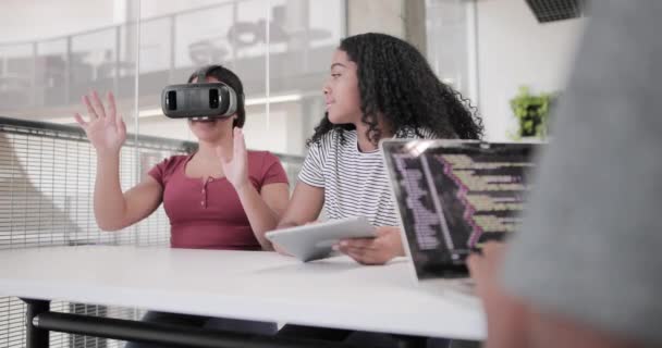 Estudiantes de secundaria usando auriculares VR en clase — Vídeos de Stock