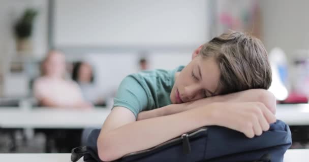 Detailní záběr studenta spícího ve třídě — Stock video