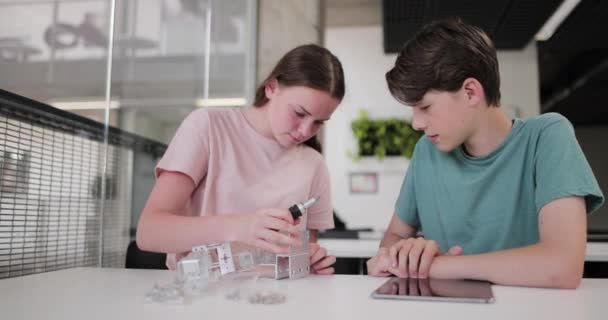 High school students working on a robotic arm in class — Stock Video