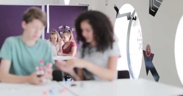 Estudiantes de secundaria trabajando con un kit de modelo molecular — Vídeos de Stock