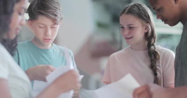 Estudiantes de secundaria abriendo sus resultados del examen — Vídeo de stock