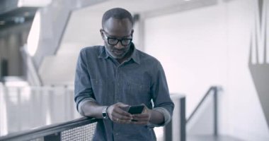 Afrika kökenli Amerikalı işadamı Smartphone kullanarak