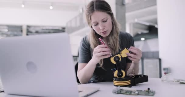 Female working on robotics — Stock Video