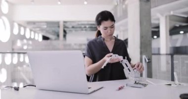 Robotik üzerinde çalışan kadın
