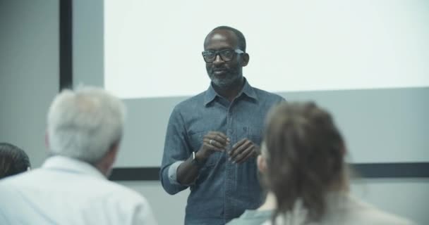 Ejecutivo afroamericano dando una presentación — Vídeos de Stock