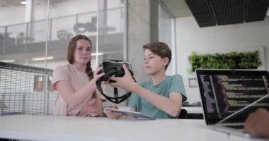 Lise öğrencileri sınıfta VR kulaklık kullanarak
