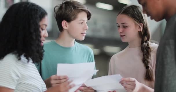 Estudiantes de secundaria abriendo sus resultados del examen — Vídeos de Stock