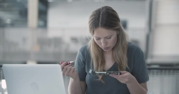 Feminino trabalhando em robótica — Vídeo de Stock