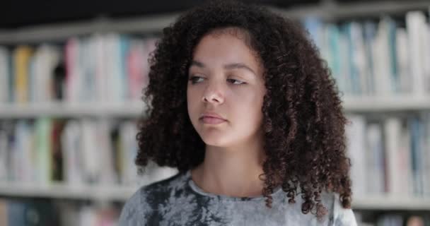 Retrato de estudiante afroamericano de secundaria en la biblioteca — Vídeo de stock