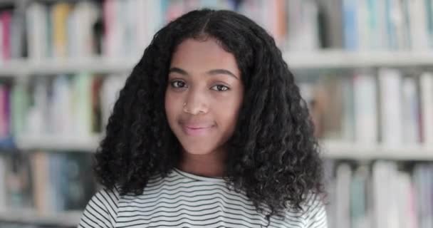 Retrato de estudiante afroamericano de secundaria en la biblioteca — Vídeos de Stock