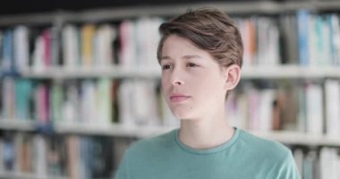 Kütüphanedeki lise öğrencisinin portresi