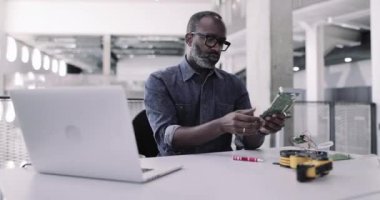 Afrika kökenli yetişkin erkek robotik üzerinde çalışıyor.
