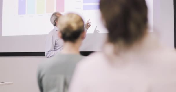 Mature dirigeant d'entreprise donnant une présentation 