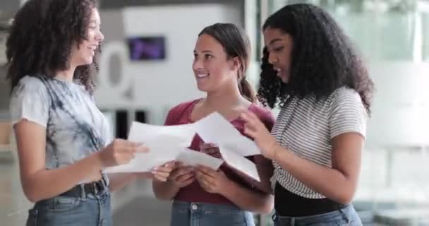 Vrouwelijke middelbare scholieren die hun examenresultaten openen — Stockvideo