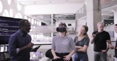 İnsanlar VR 'yi ticaret fuarında denemek için kuyruğa giriyor