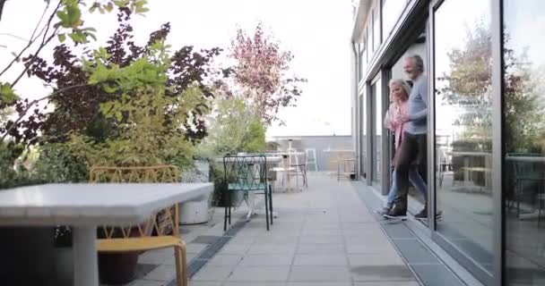 Pareja de adultos mayores caminando a la mesa en un hotel de lujo — Vídeos de Stock