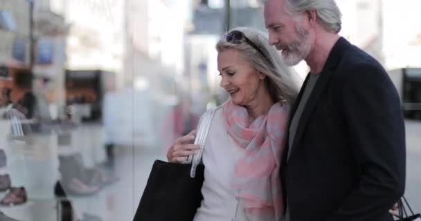 Senior Adult pasangan pada hari libur melihat jendela toko — Stok Video