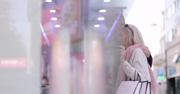 Yetişkin çift tatilde dükkan vitrinine bakıyor. — Stok video