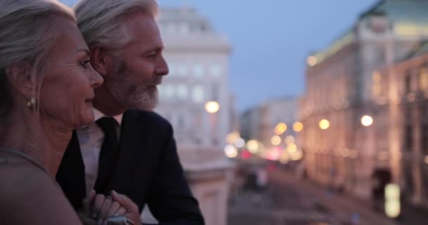 Senior vuxen par njuter av utsikten på romantisk kväll ute — Stockvideo