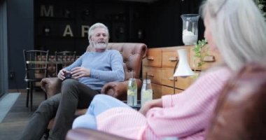 Üst düzey yetişkin çift Luxury Otel 'in lobisinde dinleniyor.