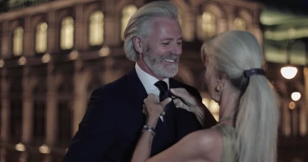Senior erwachsene Frau kleidet Ehemann in Anzug für Oper — Stockvideo