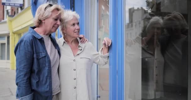 Starší lesbičky pár na vysoké ulici v létě — Stock video