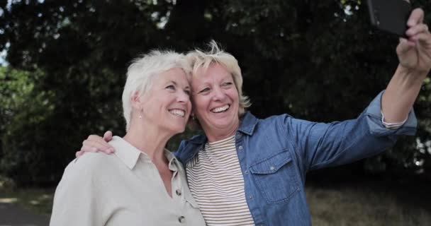 Starší lesbičky pár brát selfie venku v létě — Stock video