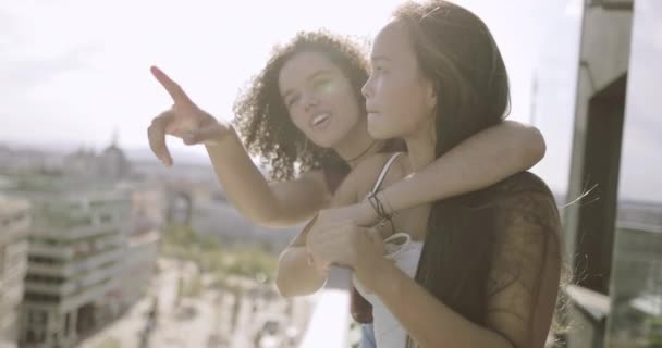 Chicas jóvenes adultas en la azotea del hotel disfrutando de la vista — Vídeos de Stock