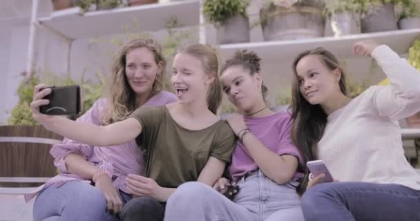Група друзів-жінок, які беруть селфі на смартфон — стокове відео