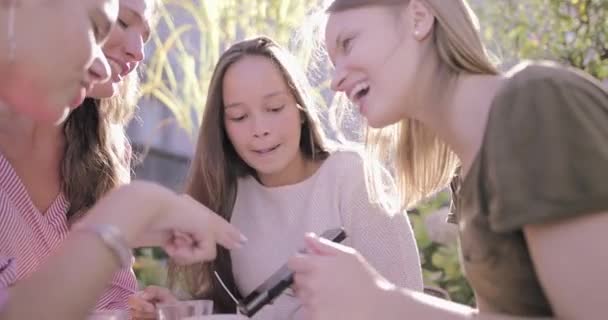 Groep vrouwelijke vrienden delen foto 's van sociale media op smartphone — Stockvideo