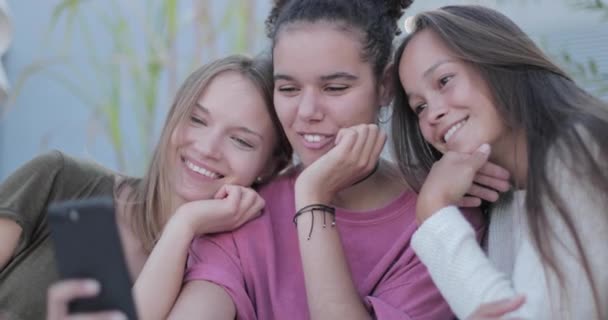 Groep van drie vrouwelijke vrienden nemen selfie op smart phone — Stockvideo