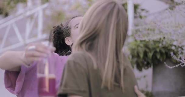 Női barátok újra együtt és ölelkezve tetőteraszon bár — Stock videók