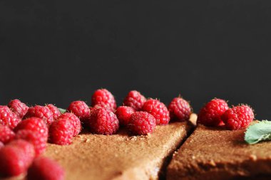 Prag keki. Ahududulu çikolatalı pasta. Koyu arkaplanda pasta.